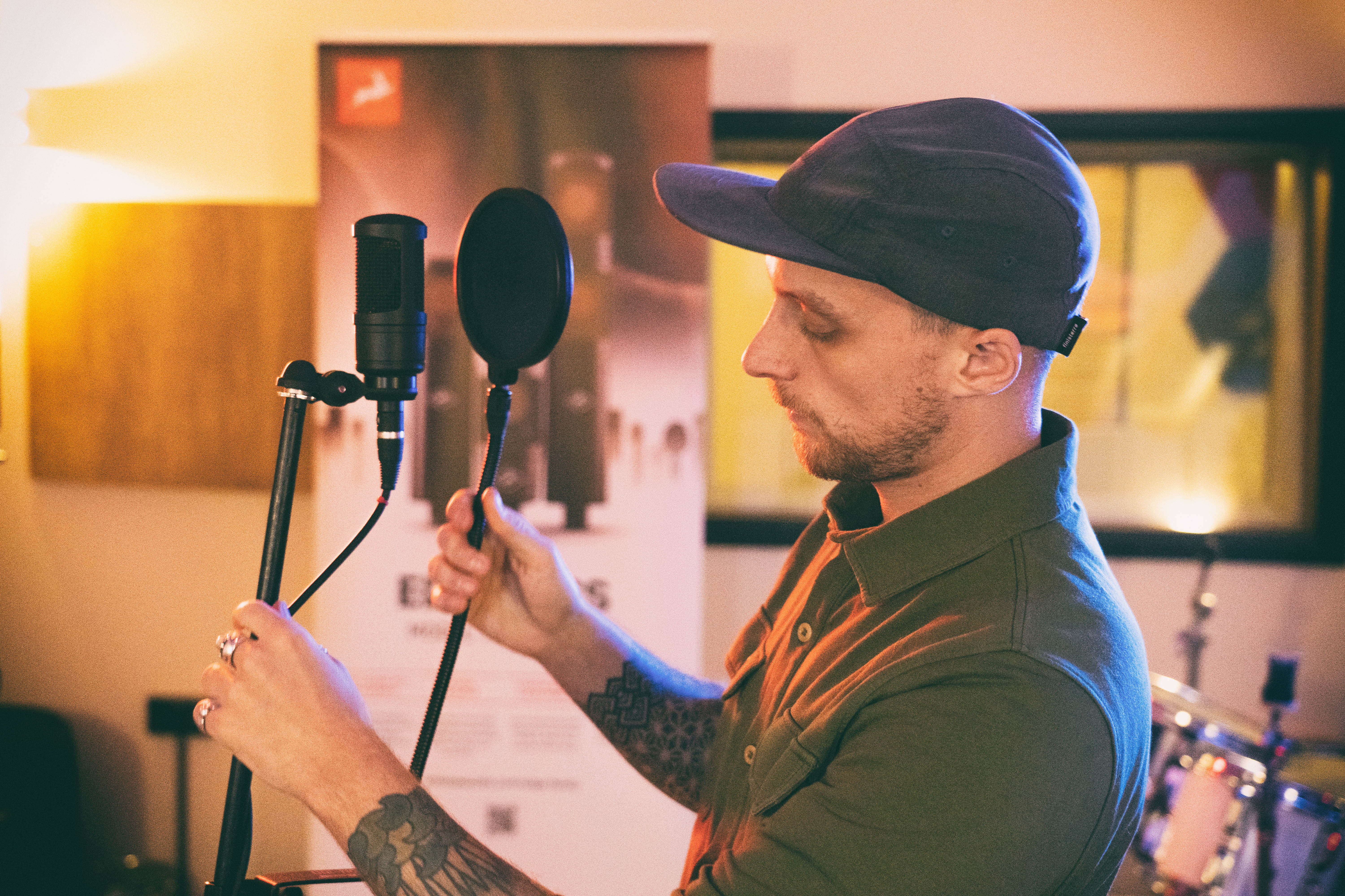 Danny Trachtenberg fixing an Edge Solo microphone